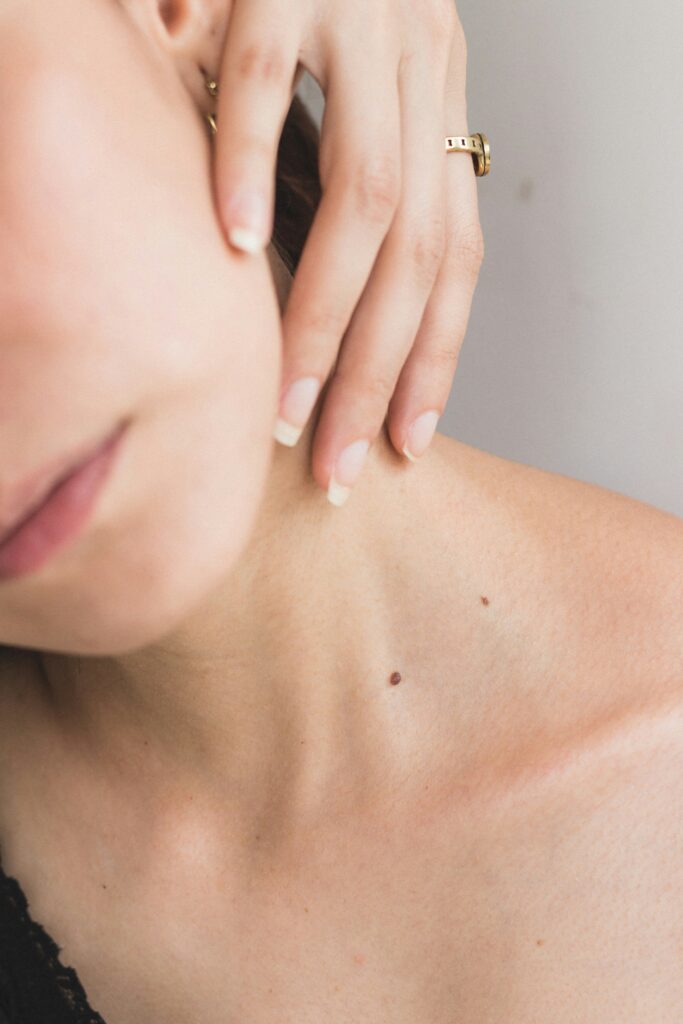 Primer plano de cuello y mentón femenino con piel cuidada