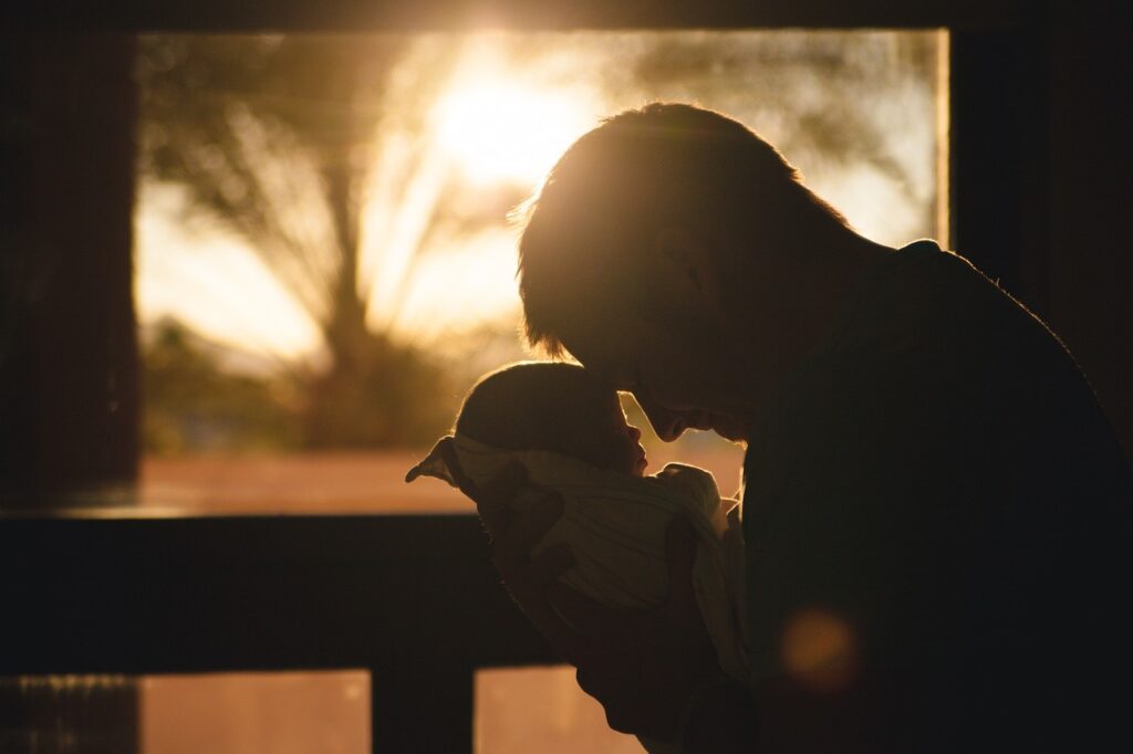 padre con bebé al amanecer Día del Padre regalos especiales