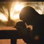 padre con bebé al amanecer Día del Padre regalos especiales